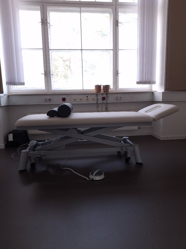 Behandlungsraum mit Therapieliege