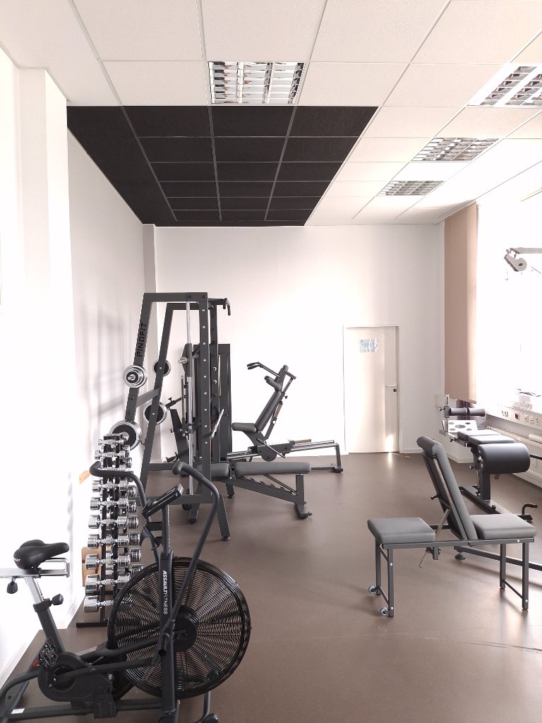Trainingsraum mit Geräten