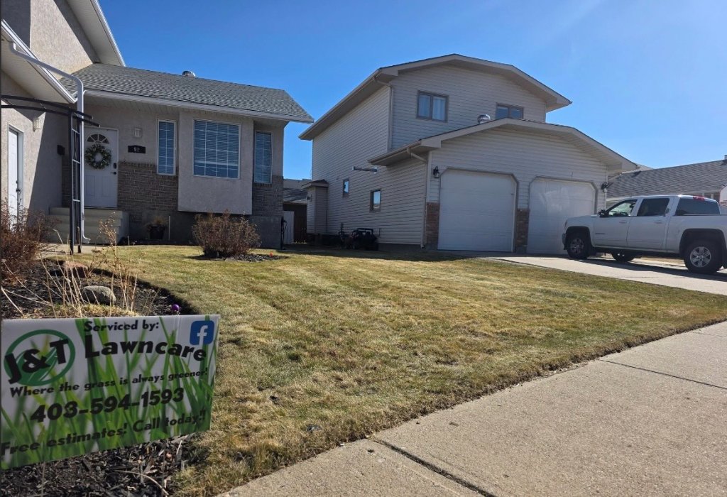 Residential lawn with I&T Lawncare service sign