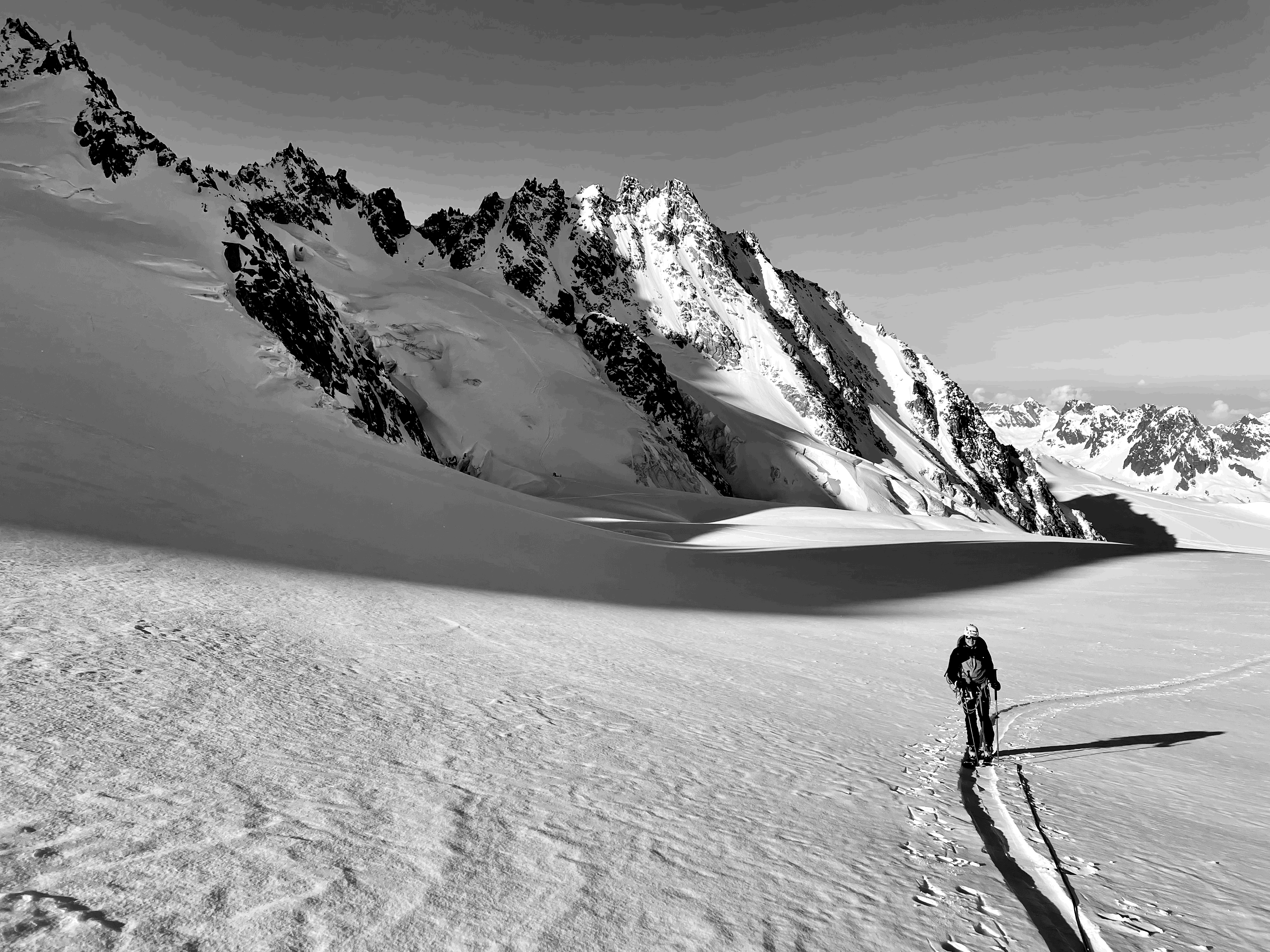 Sommet alpin solitaire au lever du jour dans une vallée brumeuse