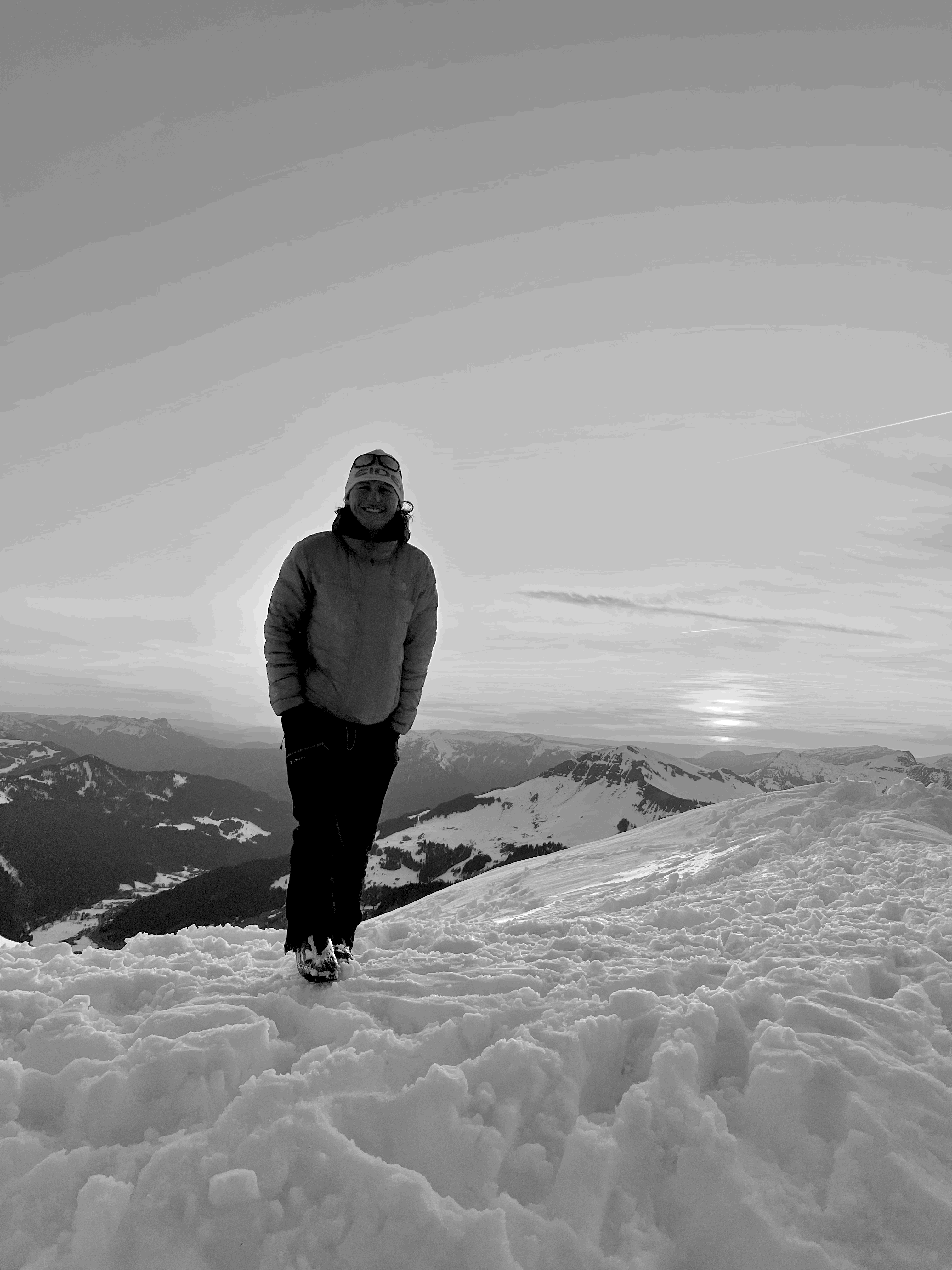 Portrait noir et blanc d'un vidéaste outdoor tenant une caméra sous la pluie et le vent