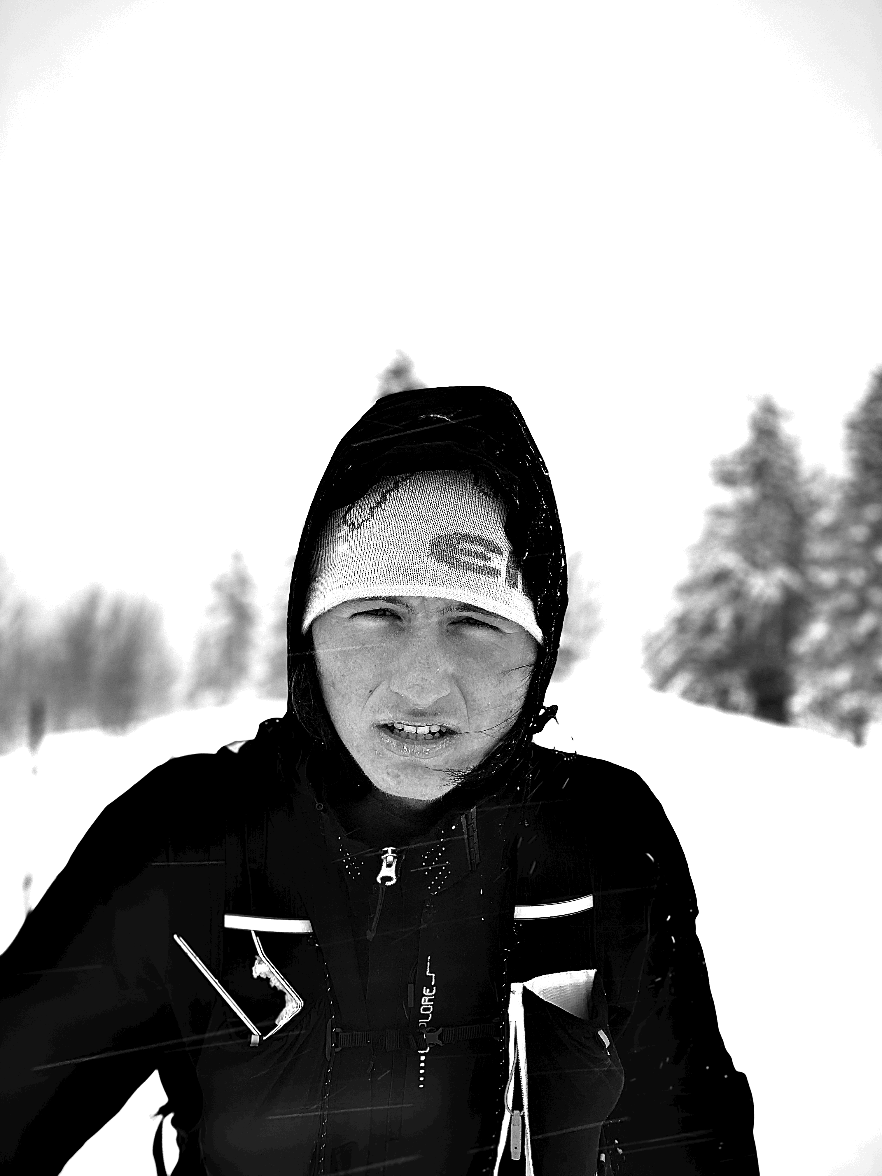Portrait d'un vidéaste outdoor avec une caméra sur une crête de montagne