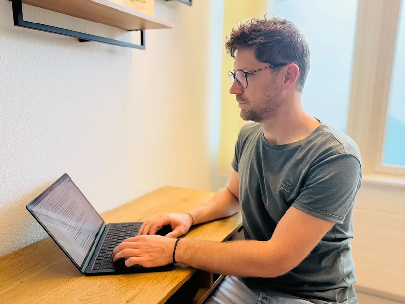Jan Peters am Laptop in der Praxis in Weinfelden