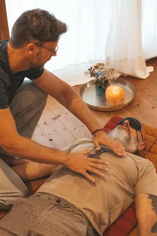 Jan Peters begleitet eine Breathwork-Einzelsitzung