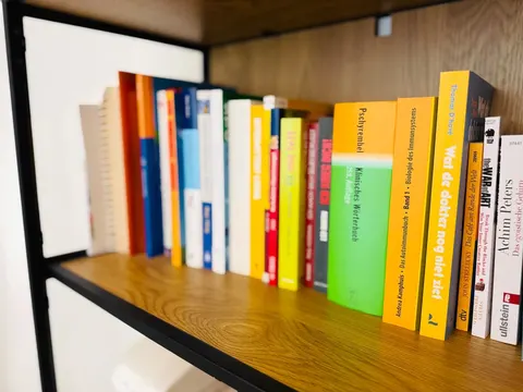 Fachbücher im Regal der Praxis in Weinfelden