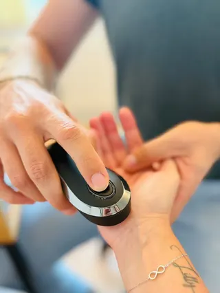 Messung mit dem OLIGO/check an der Handfläche