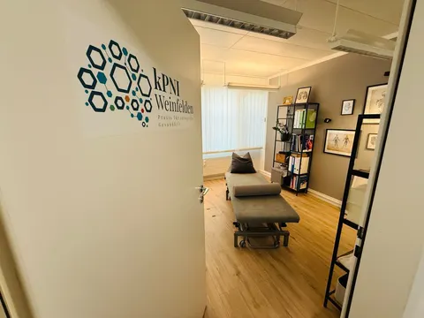 Tür mit kPNI-Logo, Blick in den Behandlungsraum