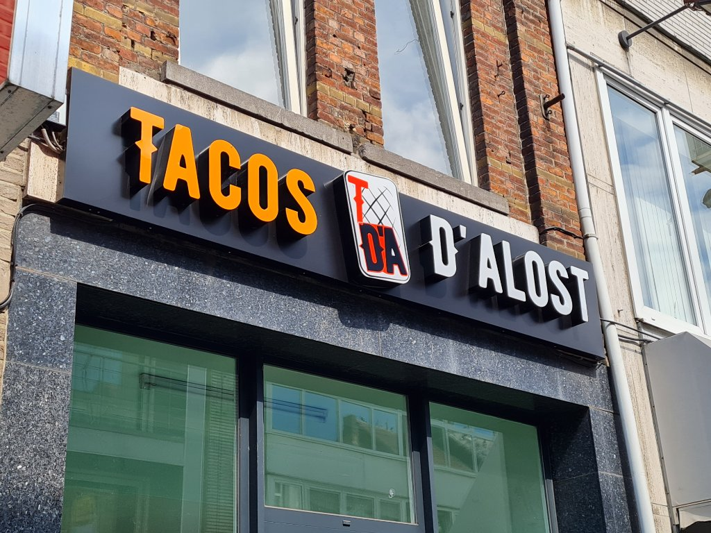 Lichtbakken voor gevelreclame
