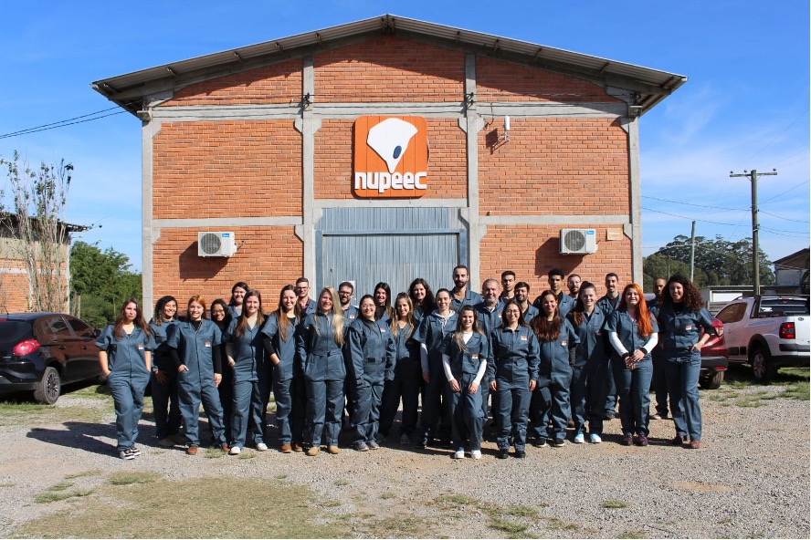 Equipe NUPEEC Hub de macacão em frente ao prédio do Hub
