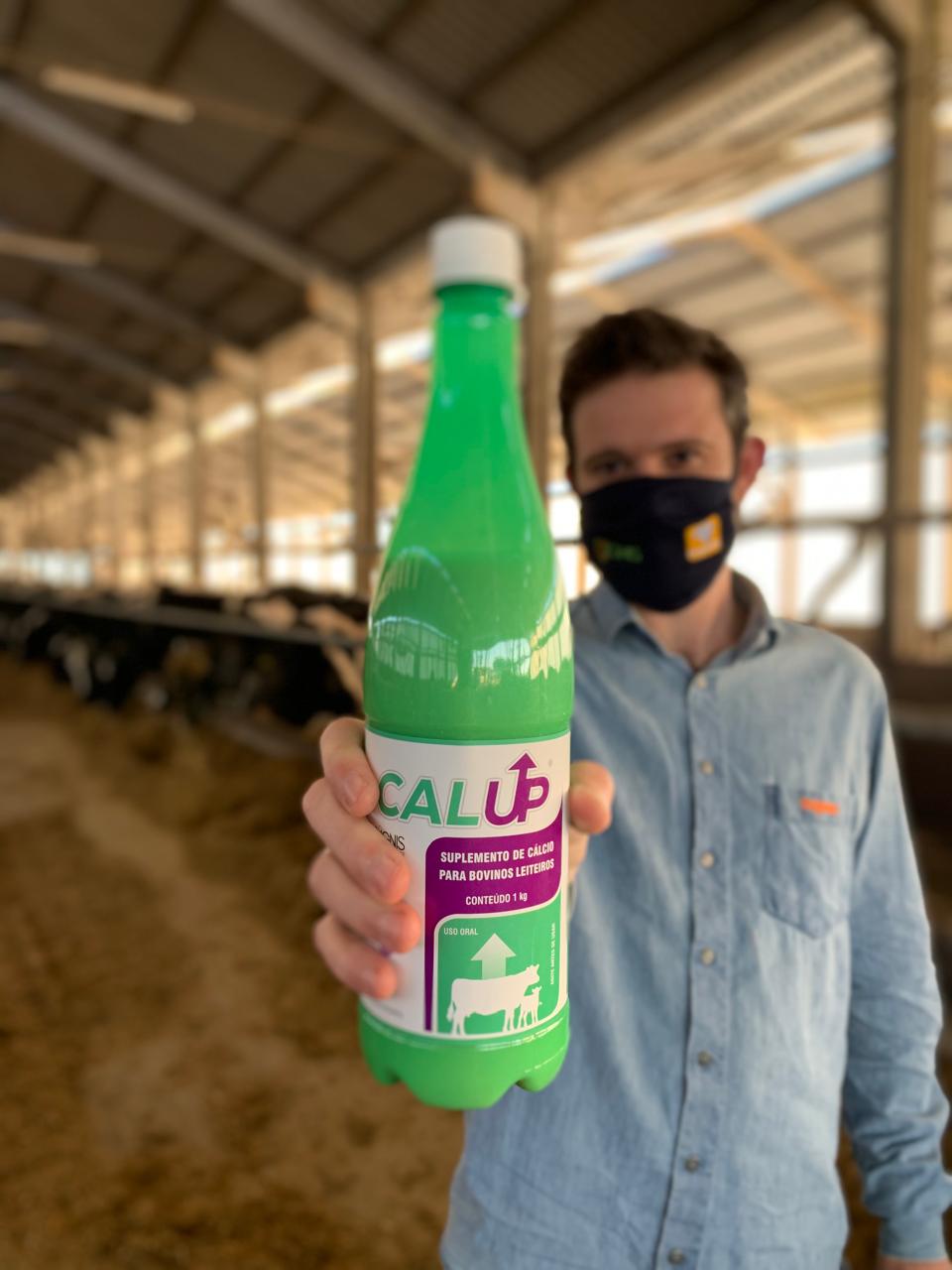 Frasco de CalUp — suplemento de cálcio oral para bovinos leiteiros