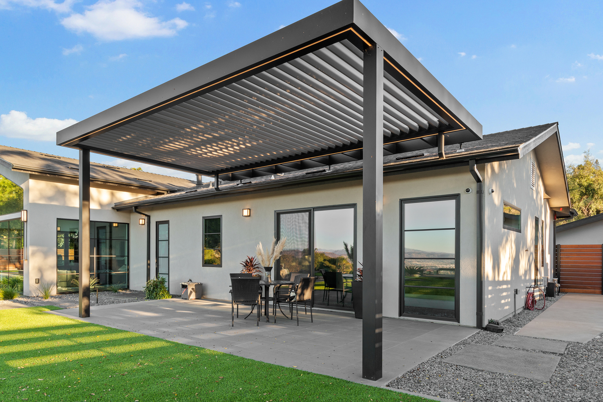 Freestanding Louvered Pergola