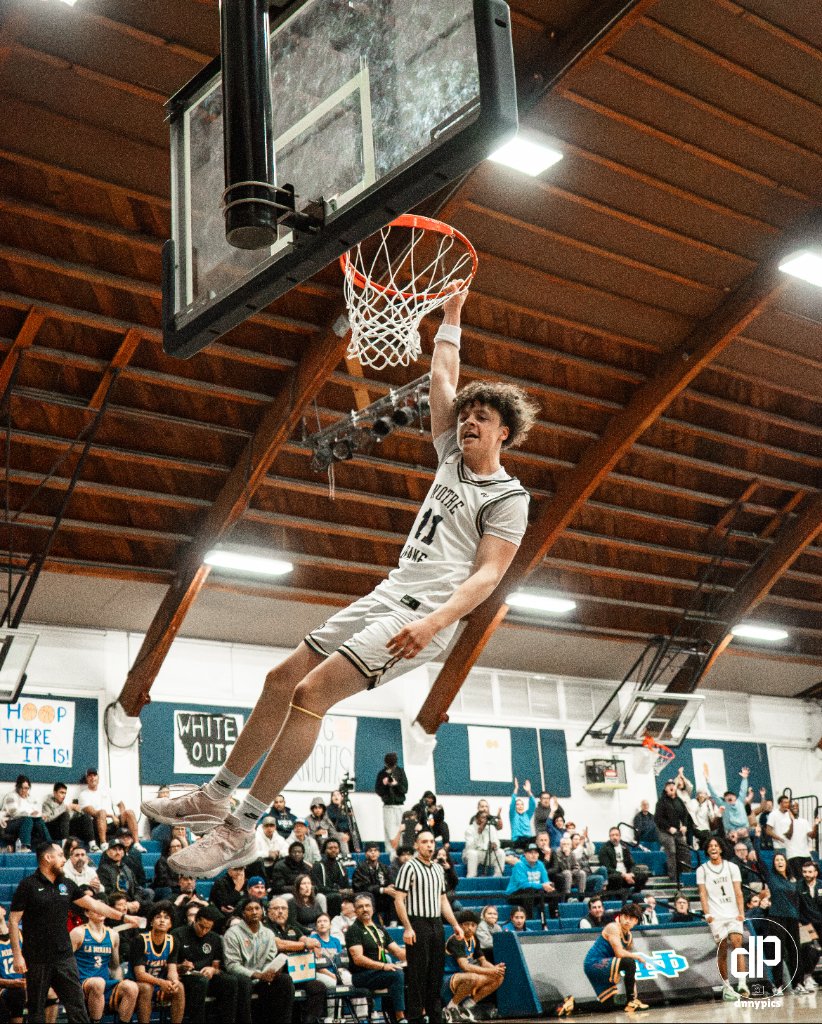 Zion Lanier mid-air dunk