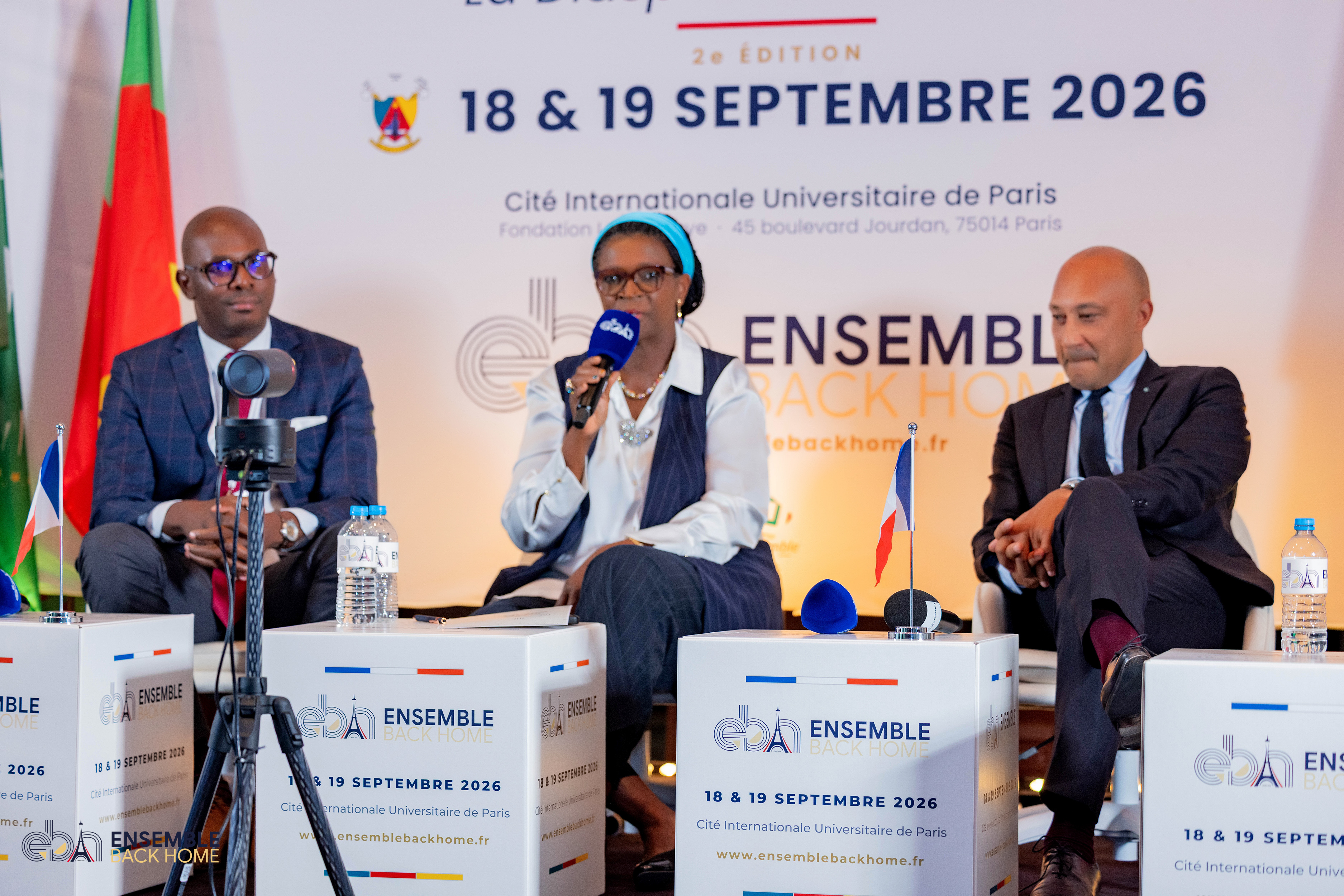 Panel de trois panélistes avec drapeaux