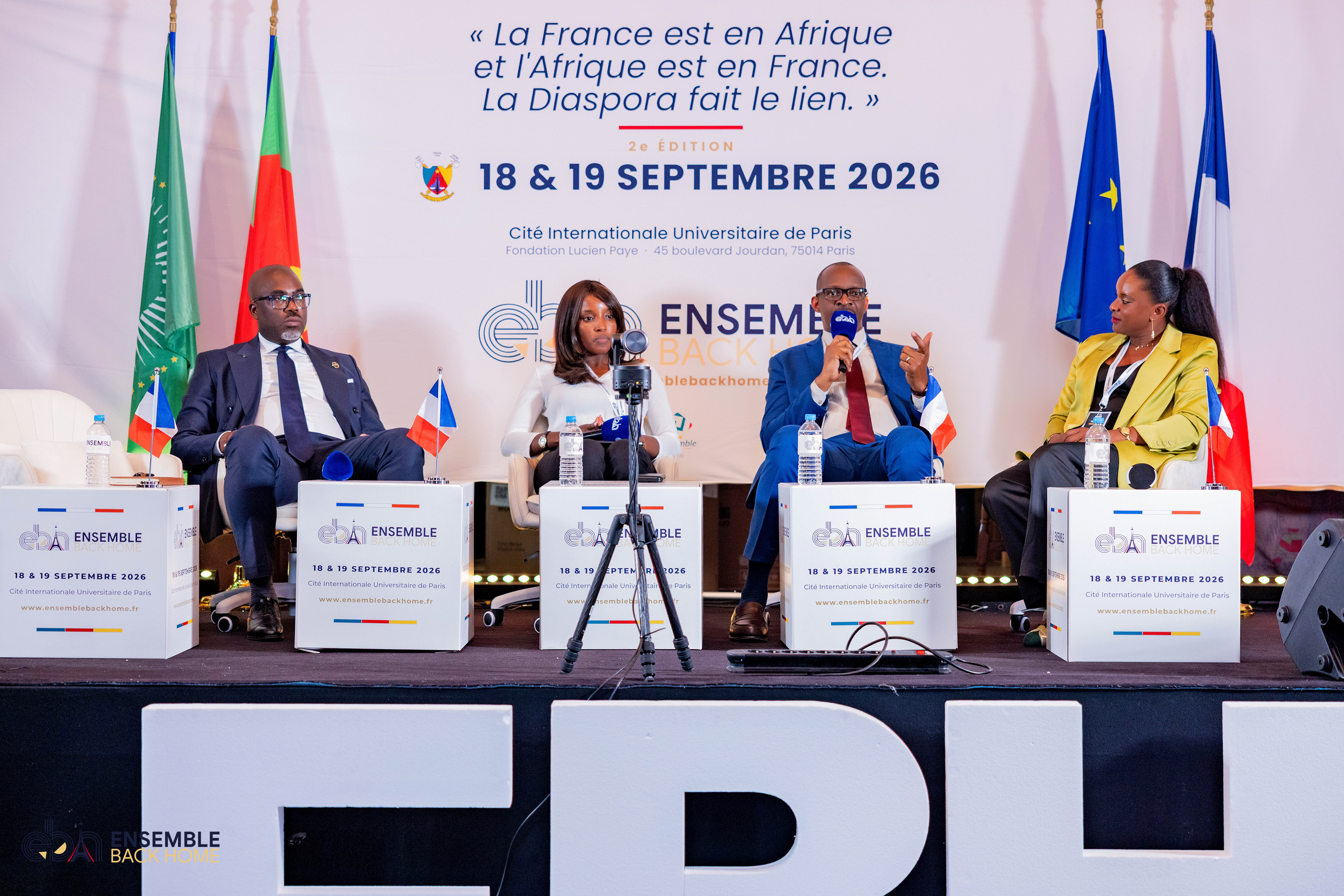Panel de quatre intervenants avec cubes EBH