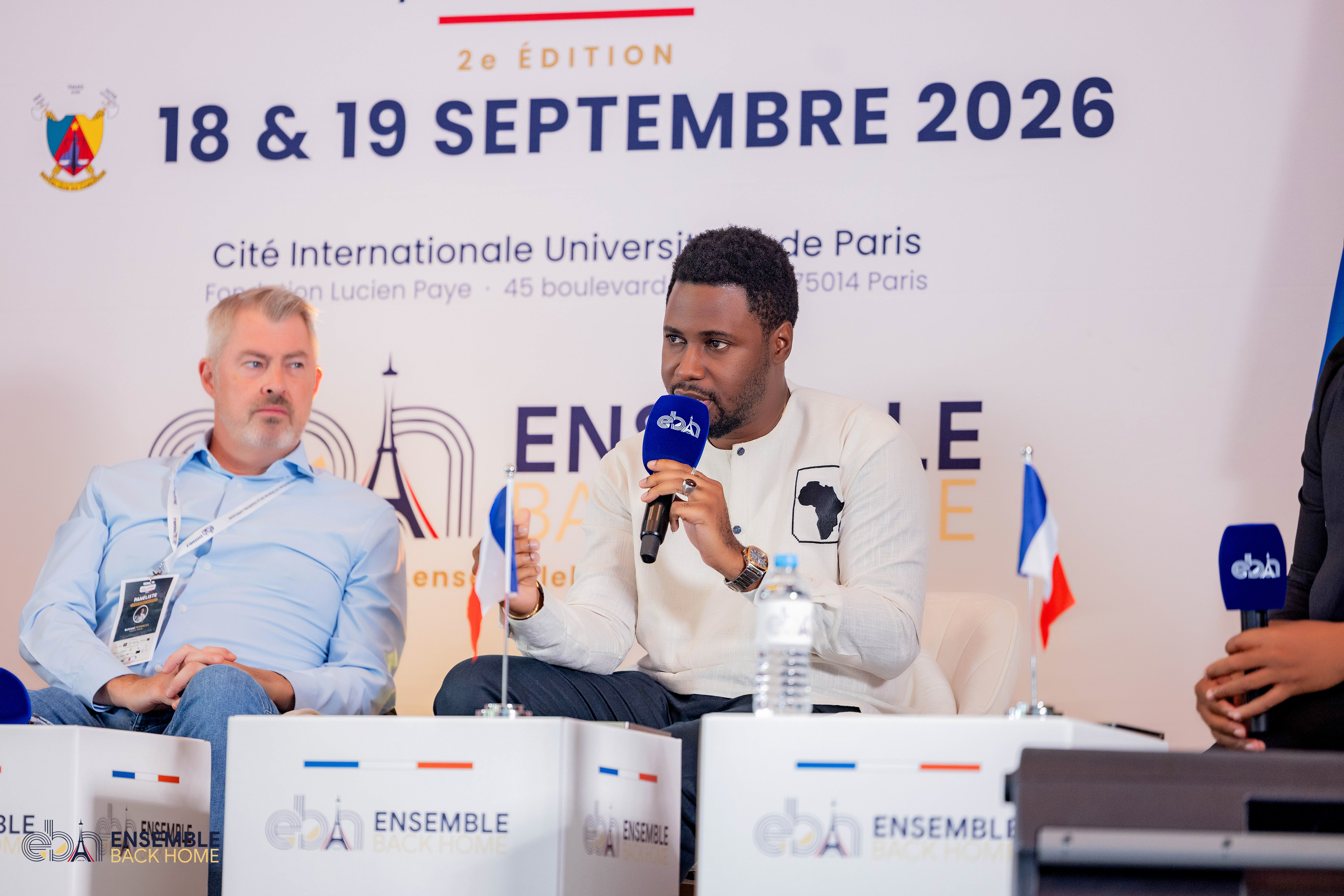 Intervenant au micro lors d'une table ronde