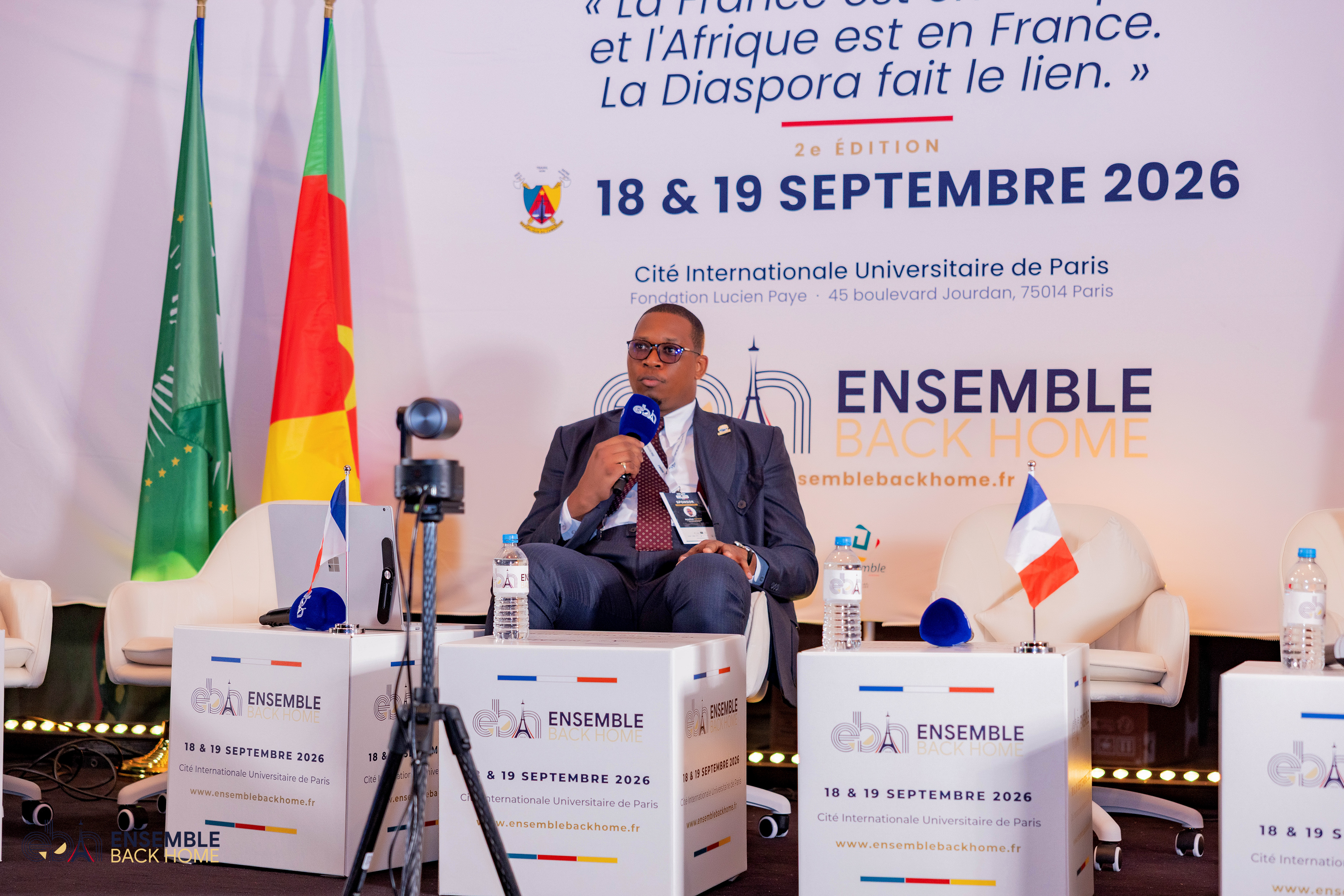 Intervenant au micro lors d'une table ronde
