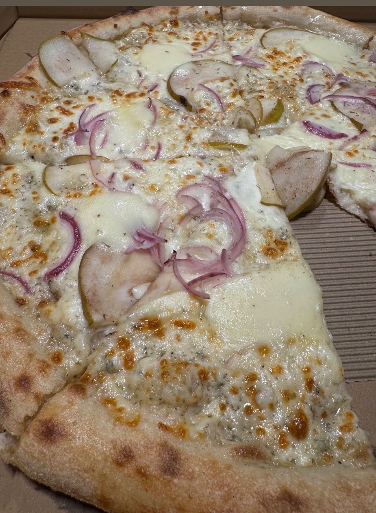 White pizza with pear and red onion