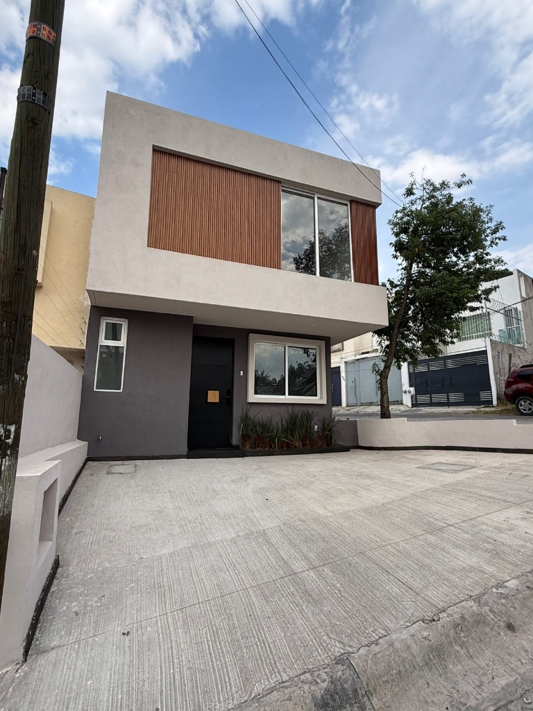 Fachada frontal de residencia contemporánea en Morelia