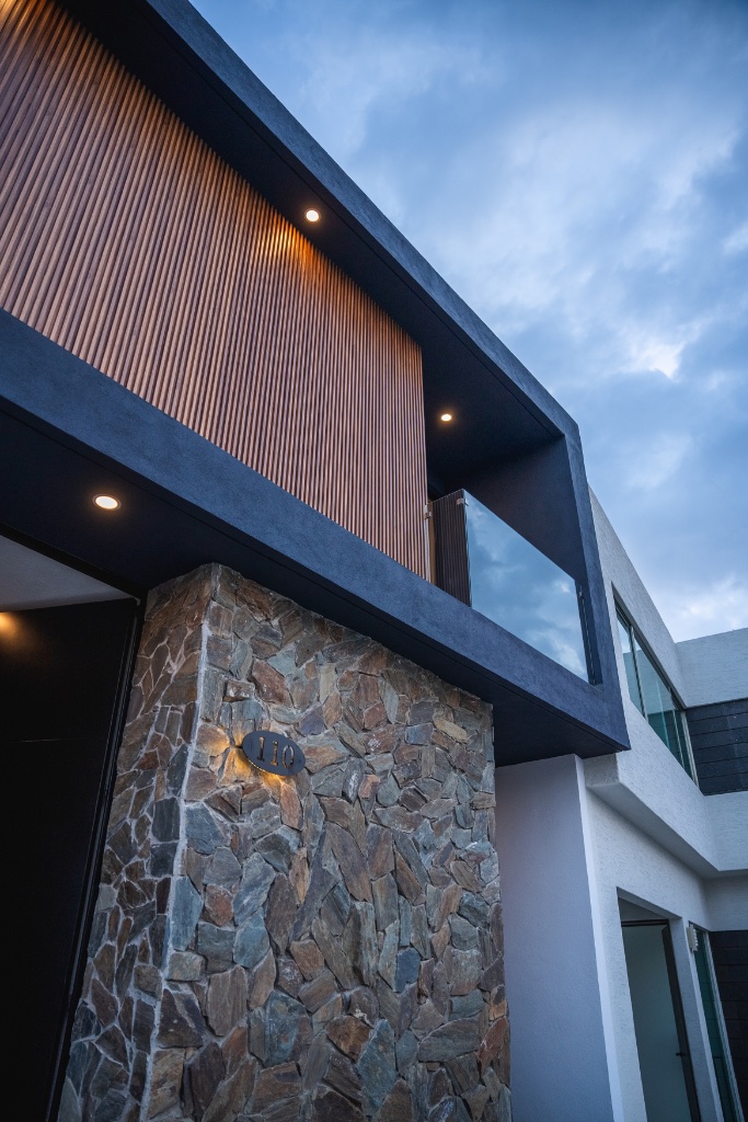 Fachada de casa residencial moderna en tonos cálidos
