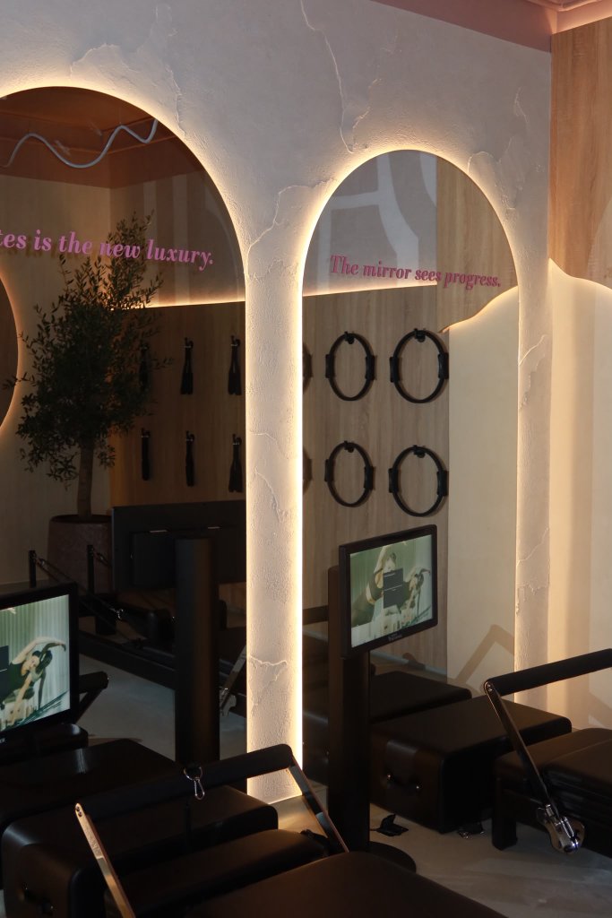 Arcade iluminate cu reformere negre și ecrane de ghidaj digital