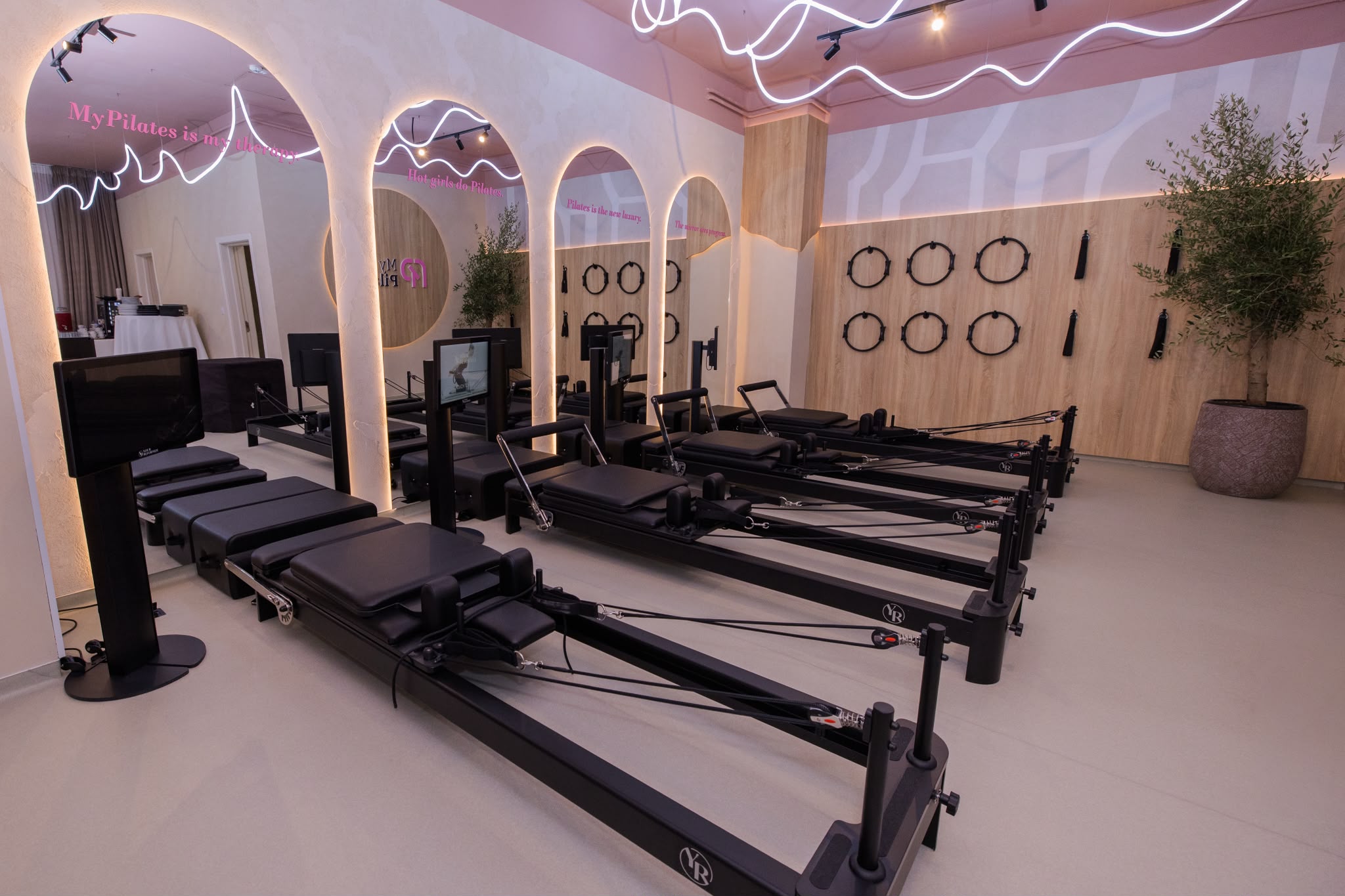 Studio MyPilates — reformere și arcade iluminate