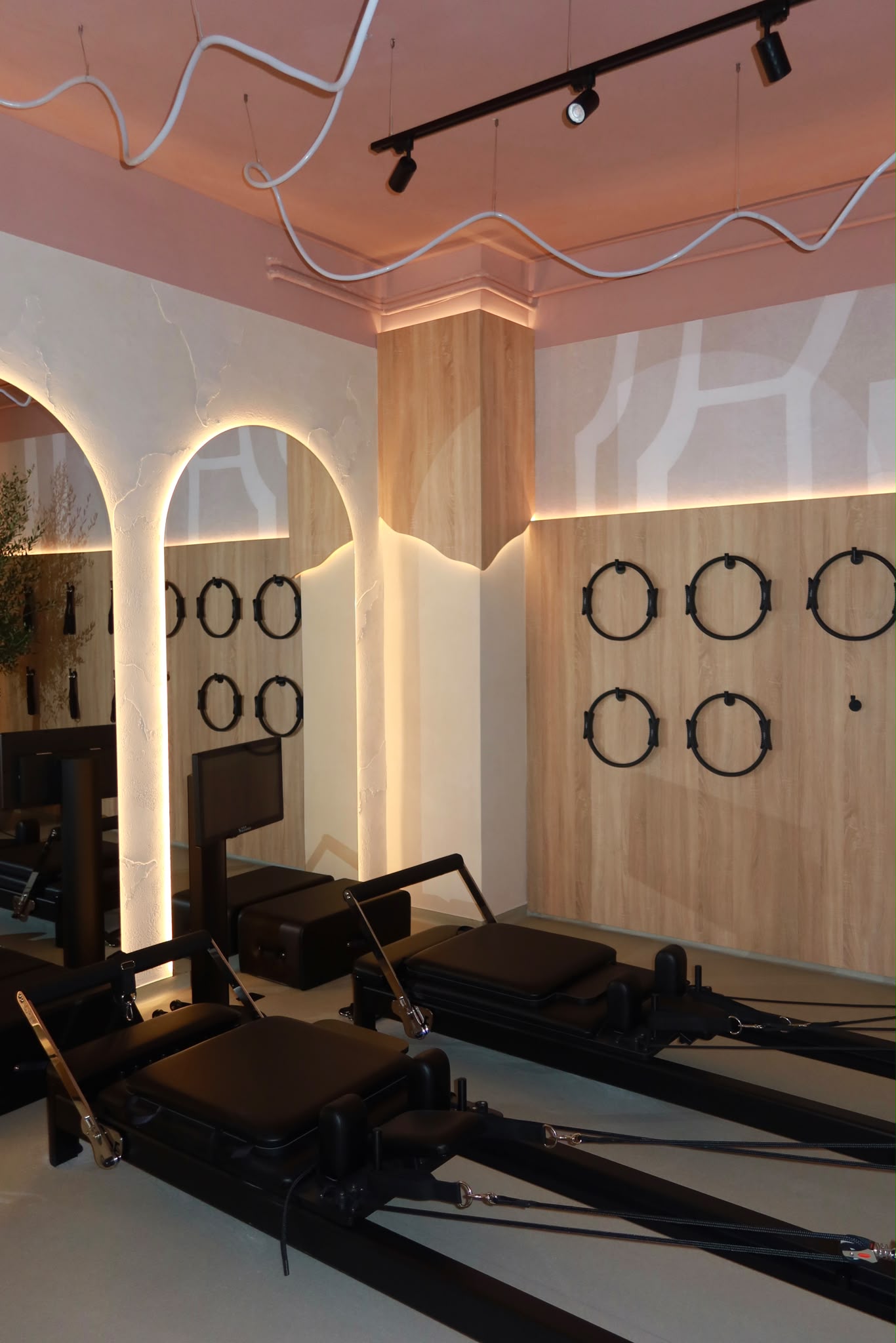 Reformer negru într-un studio minimalist