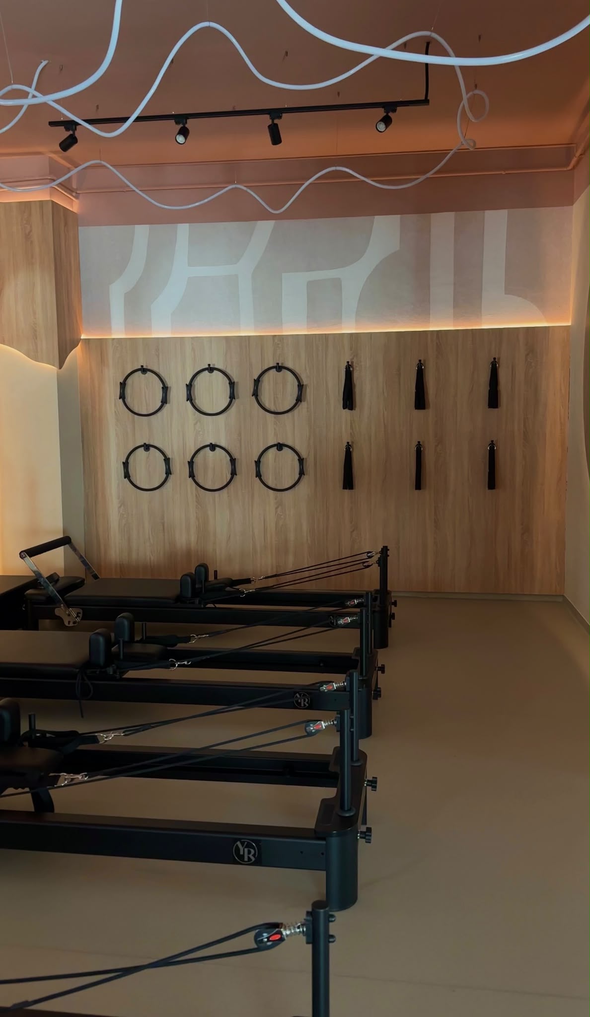Peretele cu accesorii și reformerele din studio