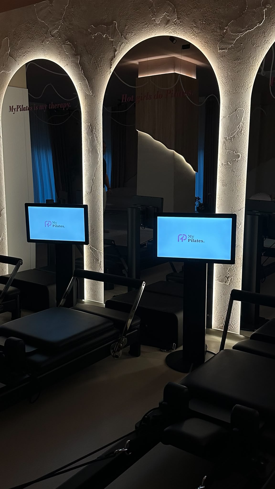 Ecrane MyPilates aprinse lângă reformere