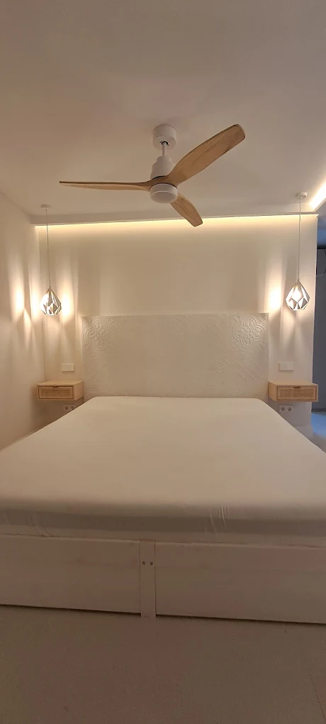 Dormitorio con luz LED ambiental