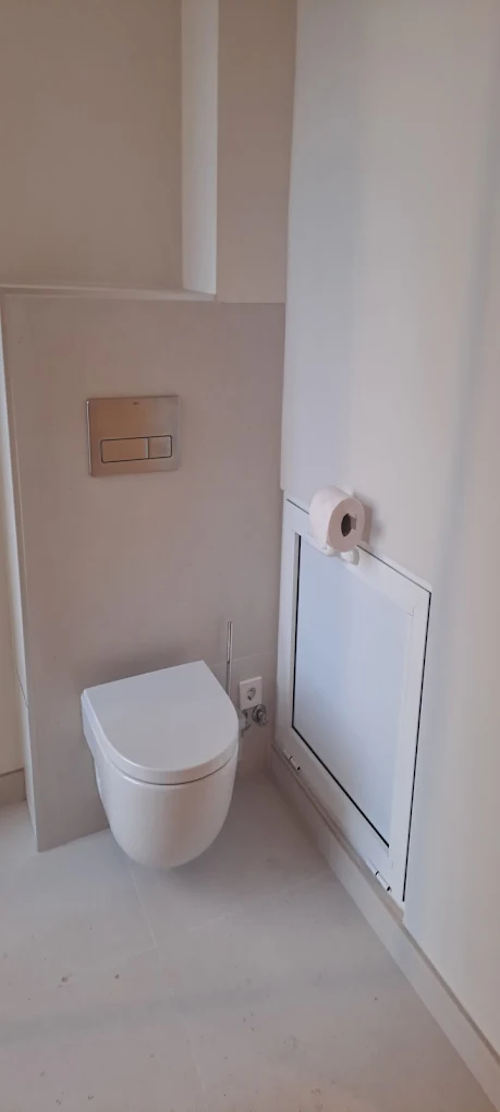 Baño blanco minimalista