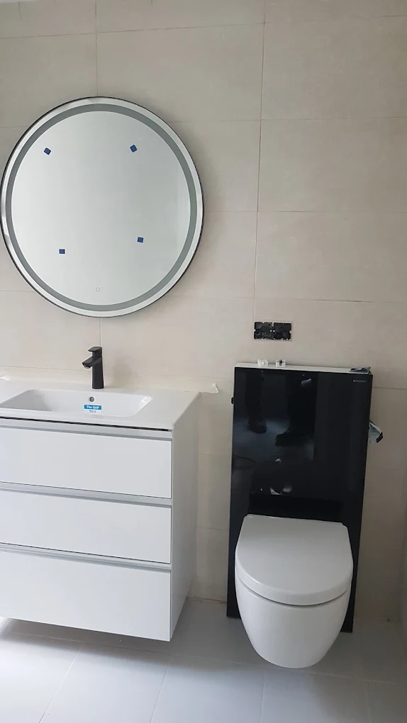 Baño blanco con inodoro suspendido
