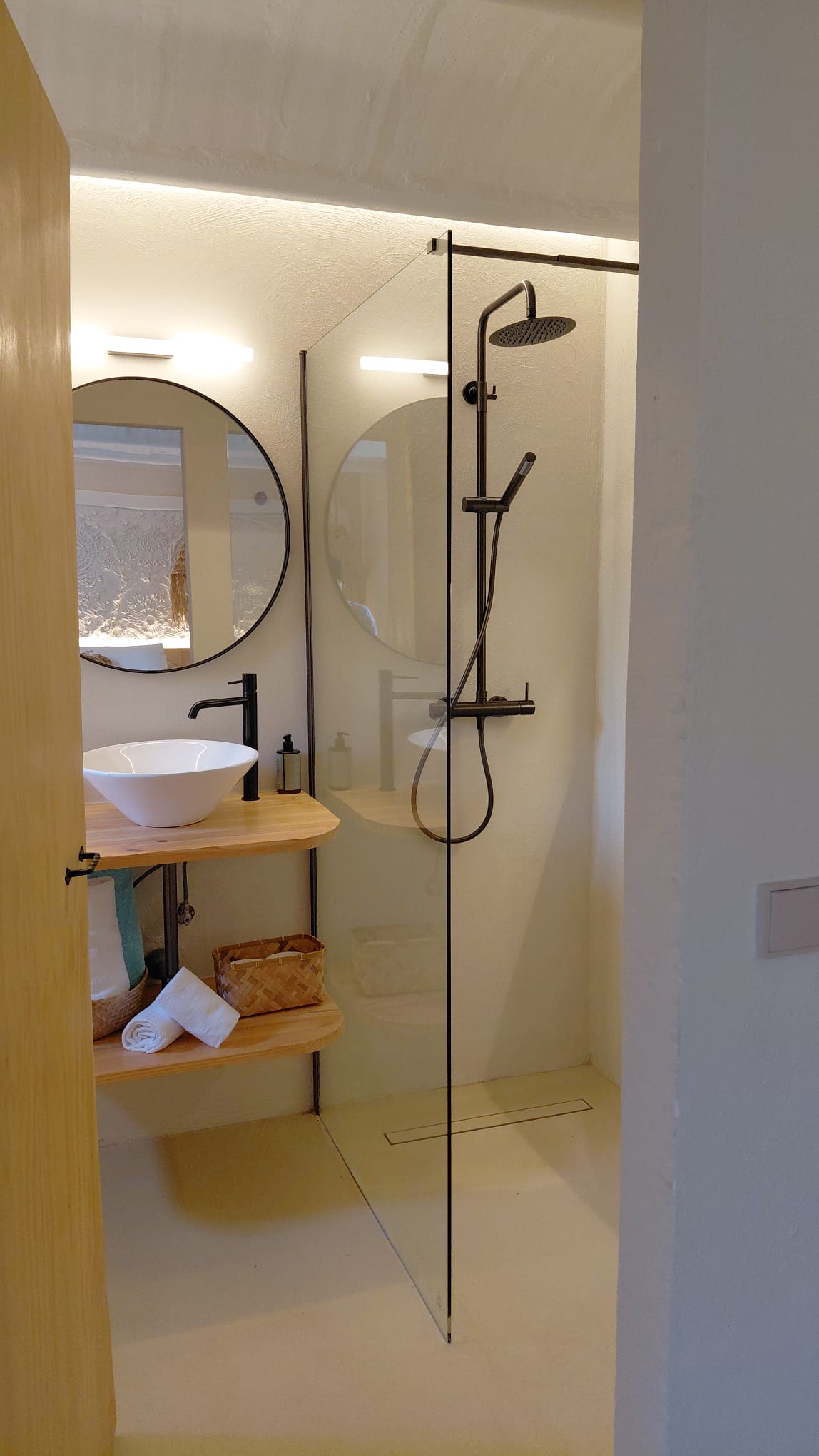 Baño rústico con mueble flotante