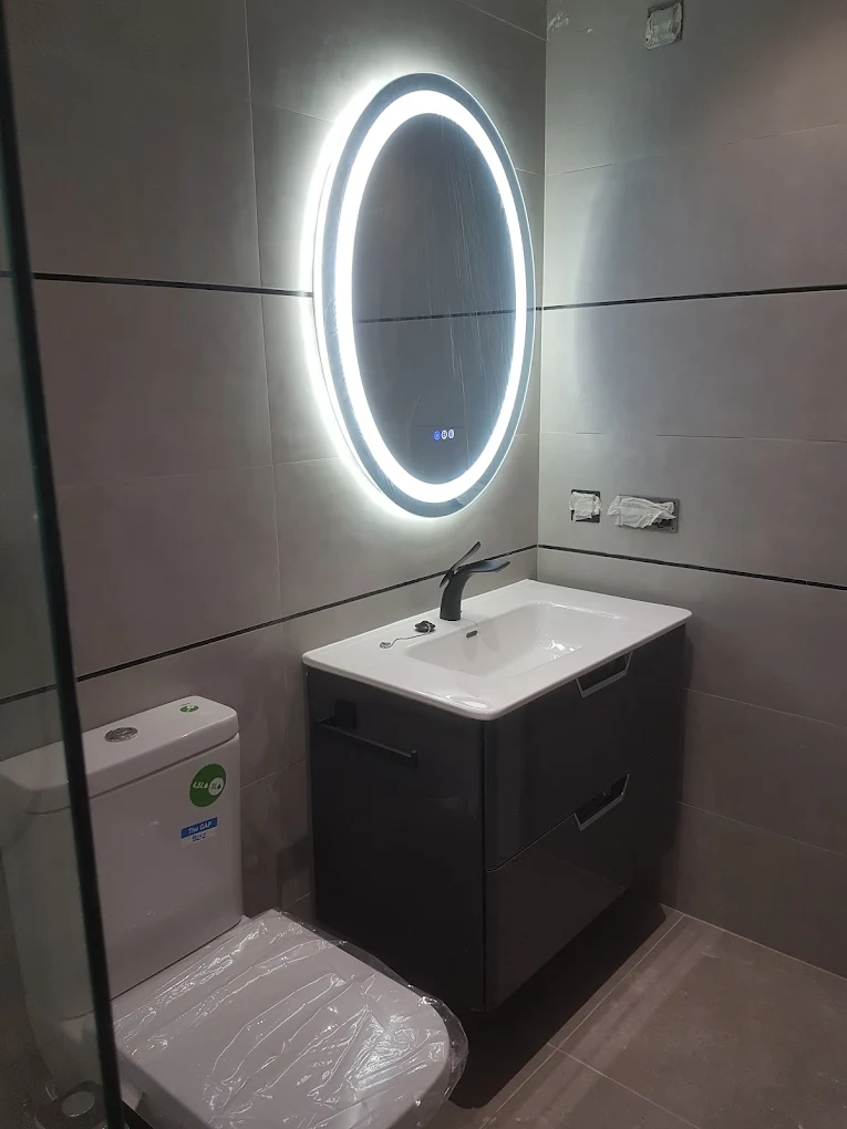 Baño moderno oscuro