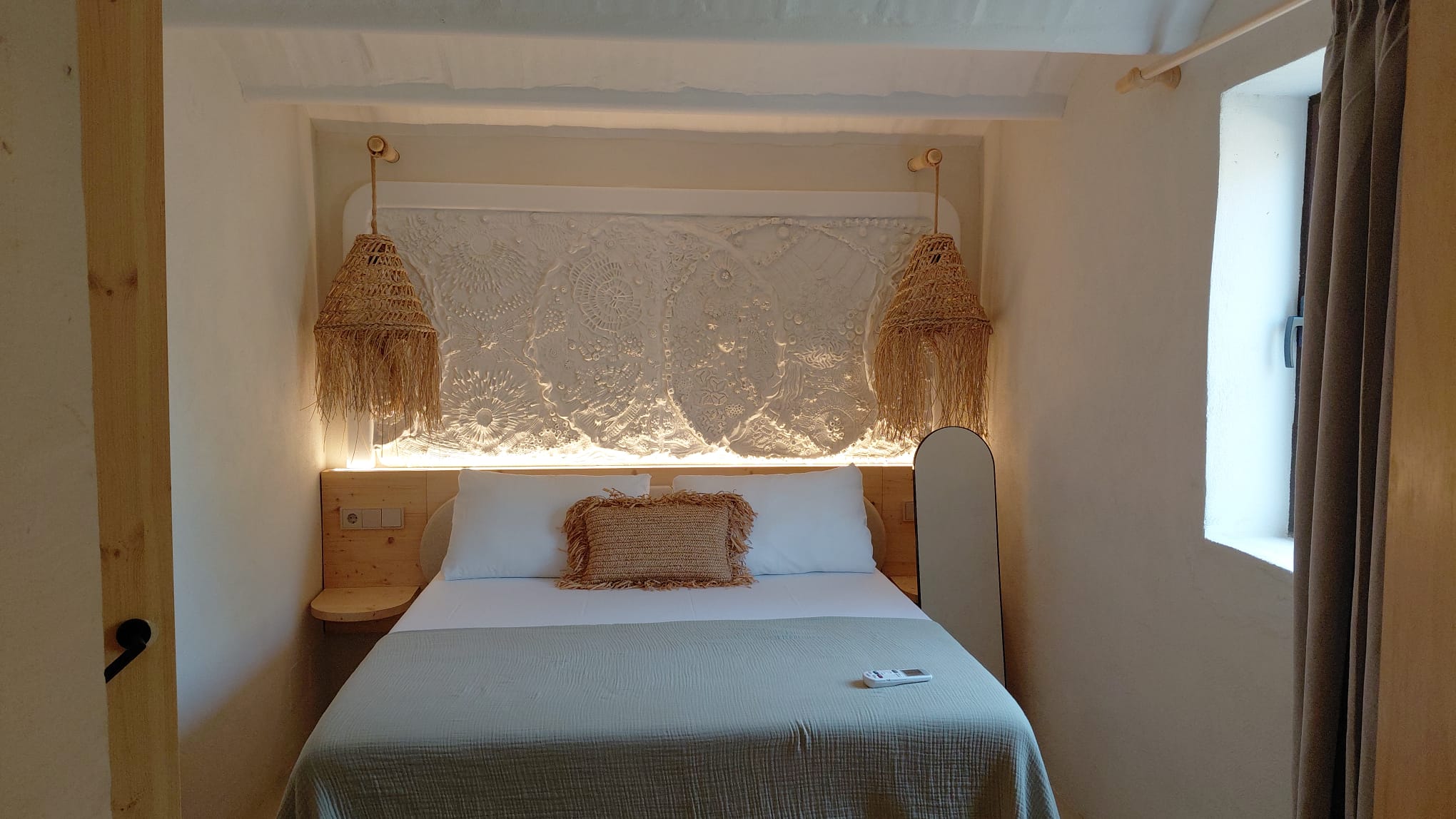 Dormitorio rústico con luz LED