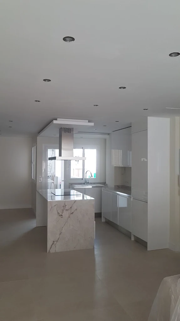 Cocina con isla de mármol