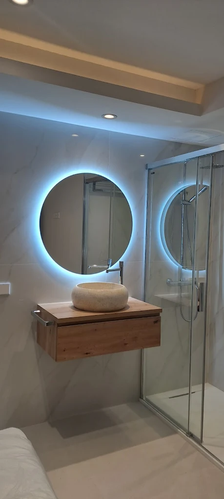 Baño con ducha y espejo LED