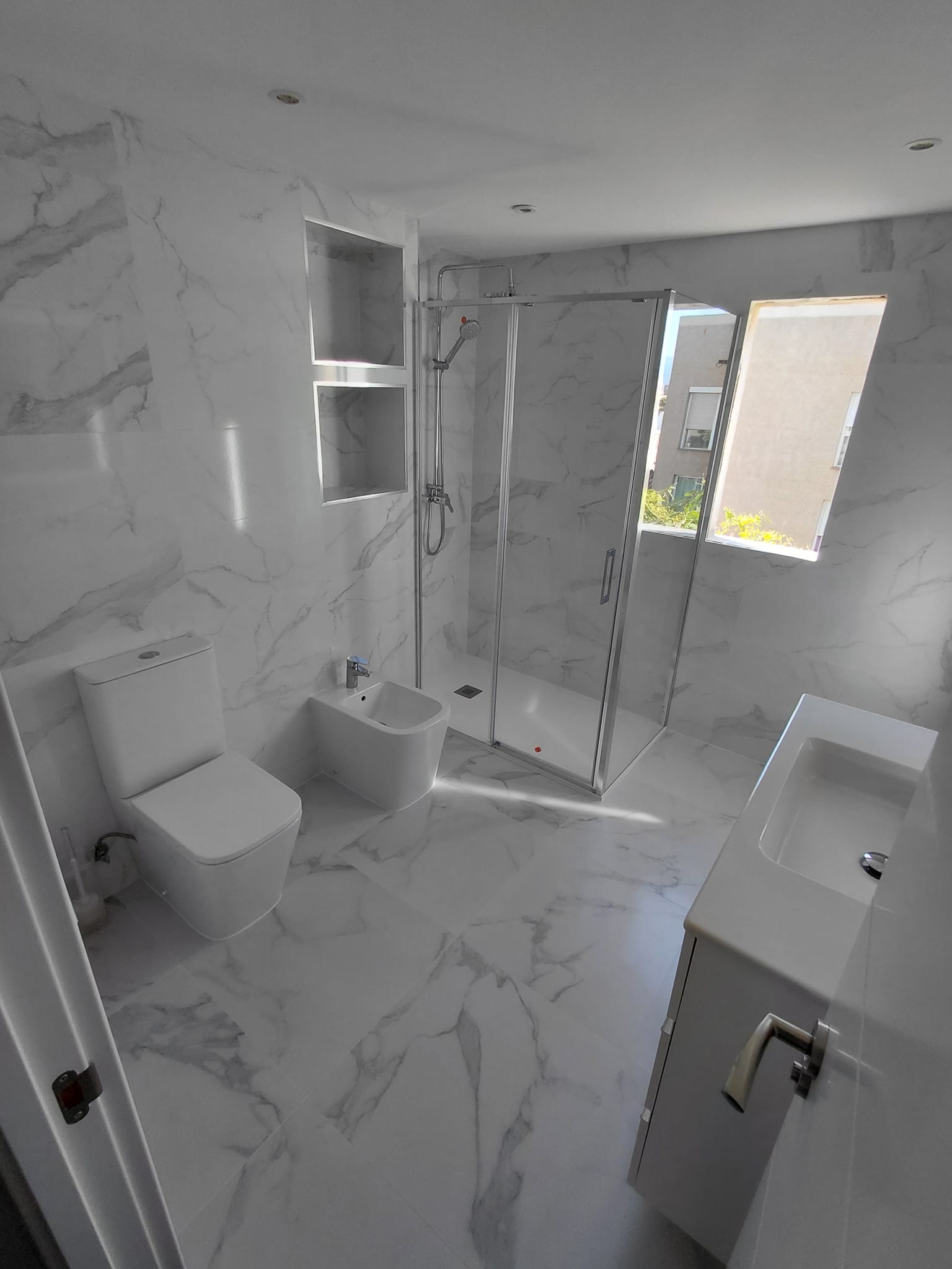 Baño de mármol con ducha walk-in