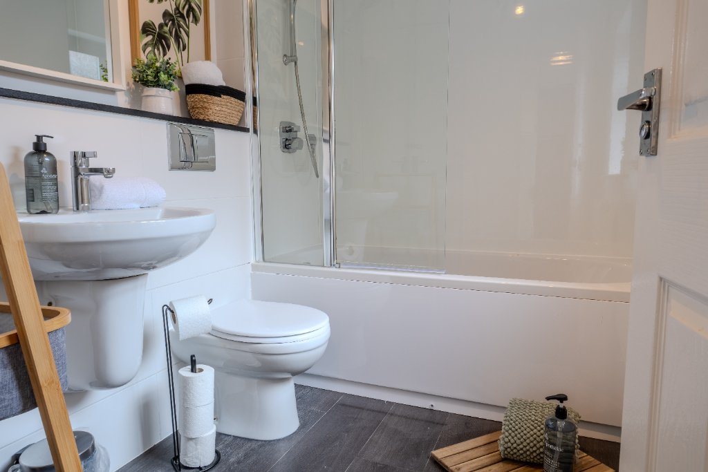 Spotless bathroom after AirLuxe clean
