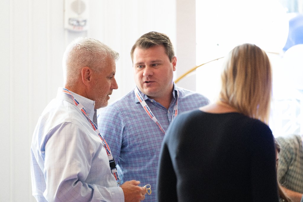 Professionals in conversation at a corporate conference networking session