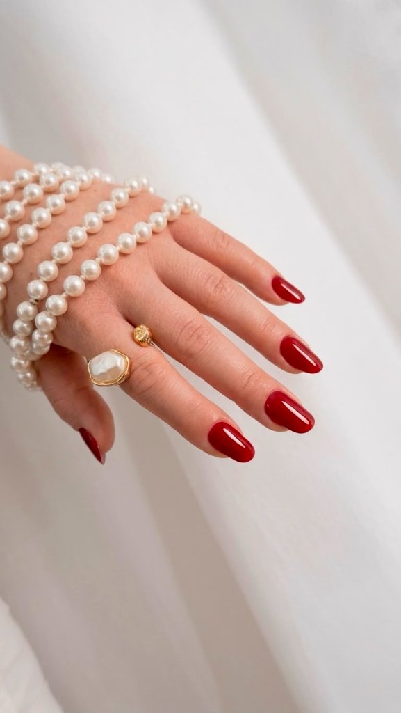Uñas rojas con perlas