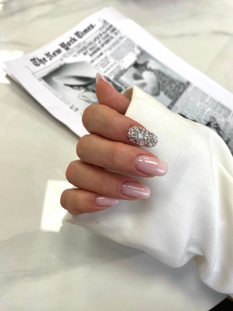 Uñas nude con cristales