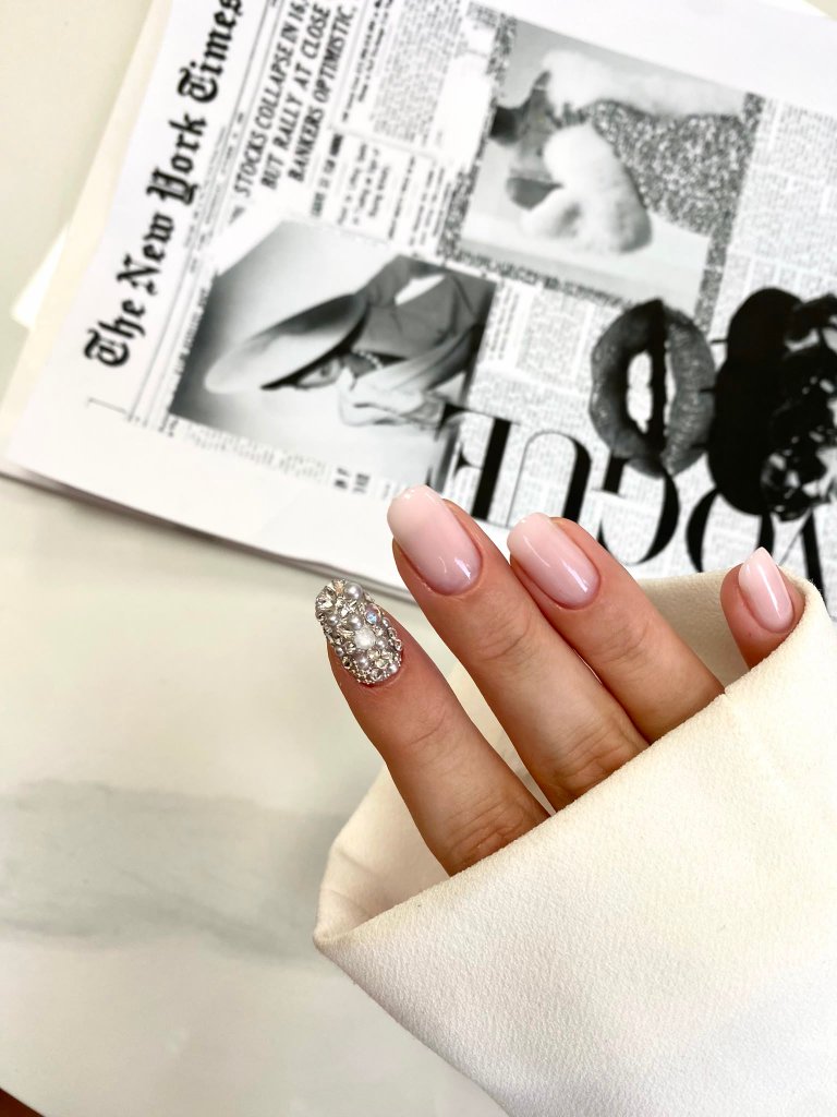 Uñas nude con cristales 2