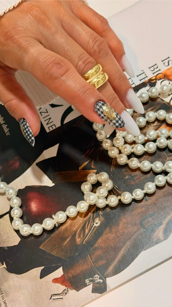 Uñas blancas pied de poule