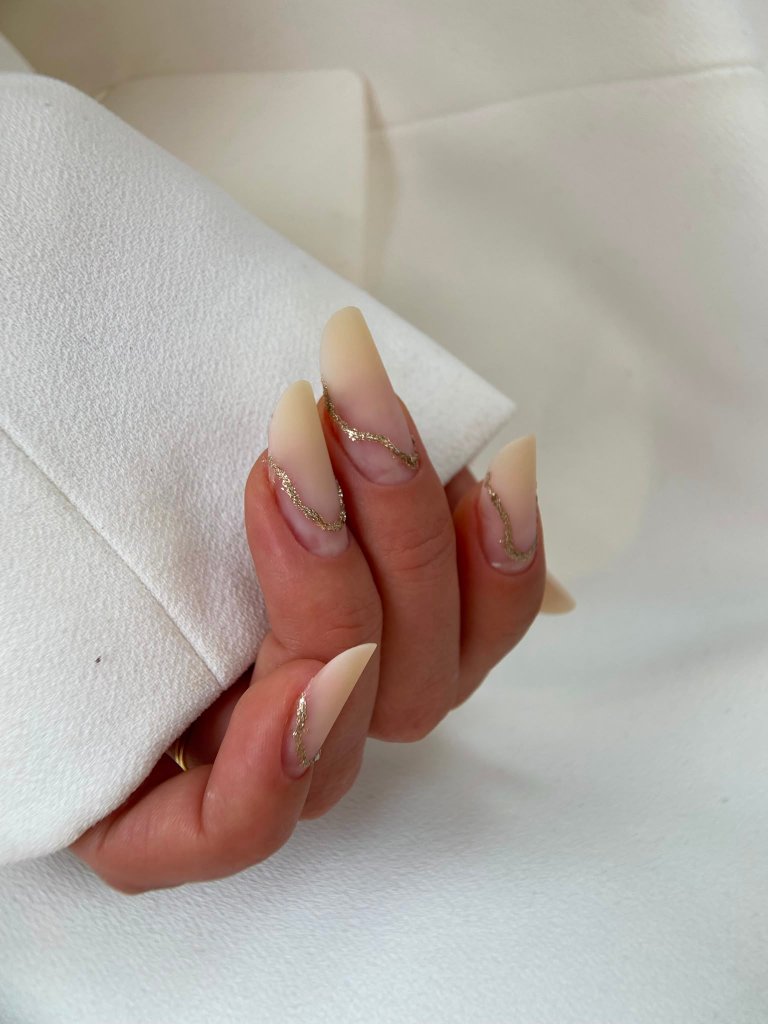Uñas nude dorado