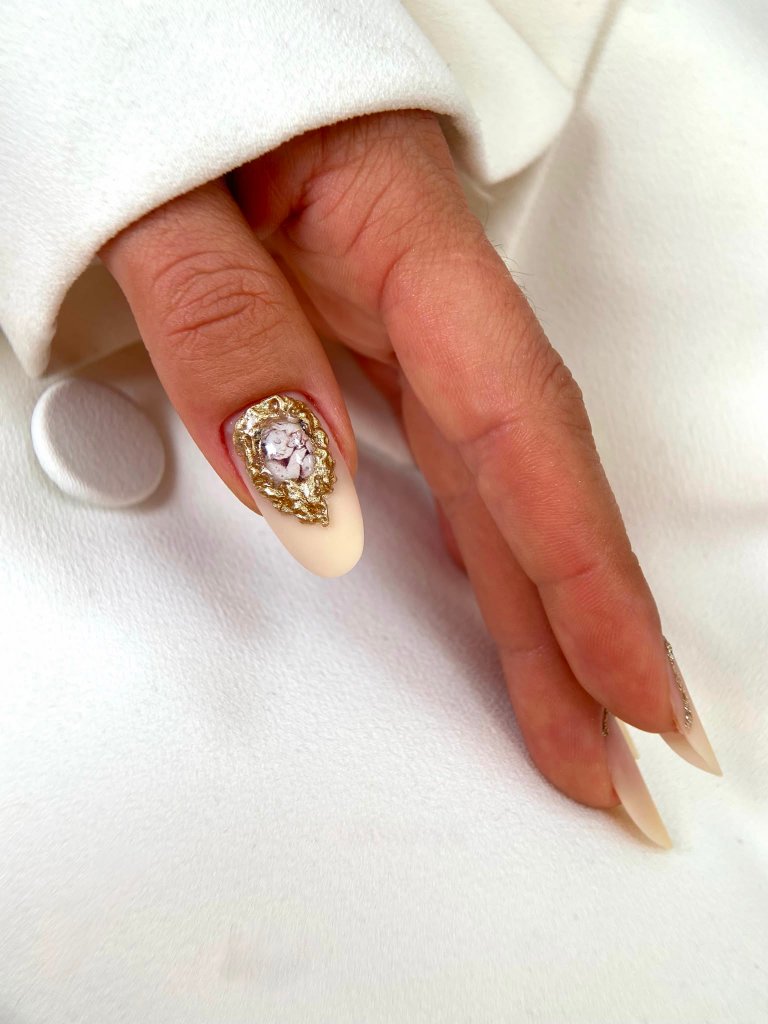 Uñas doradas art