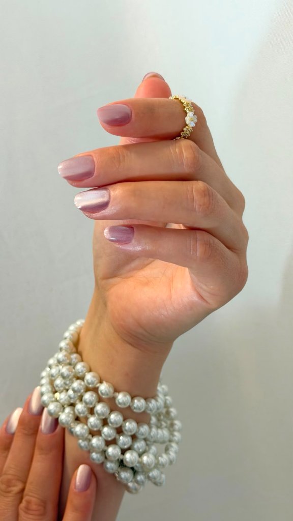 Uñas rosas con perlas