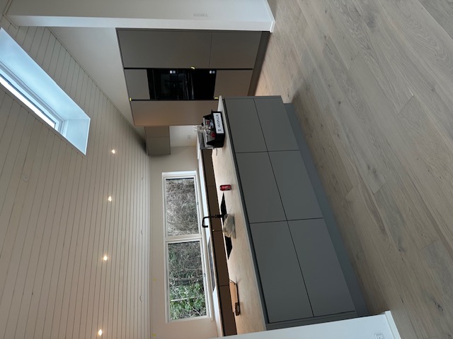 Moderne køkkenrenovering med grå køkkenø og hvid stenbordplade i Nordsjælland – Evers Byg