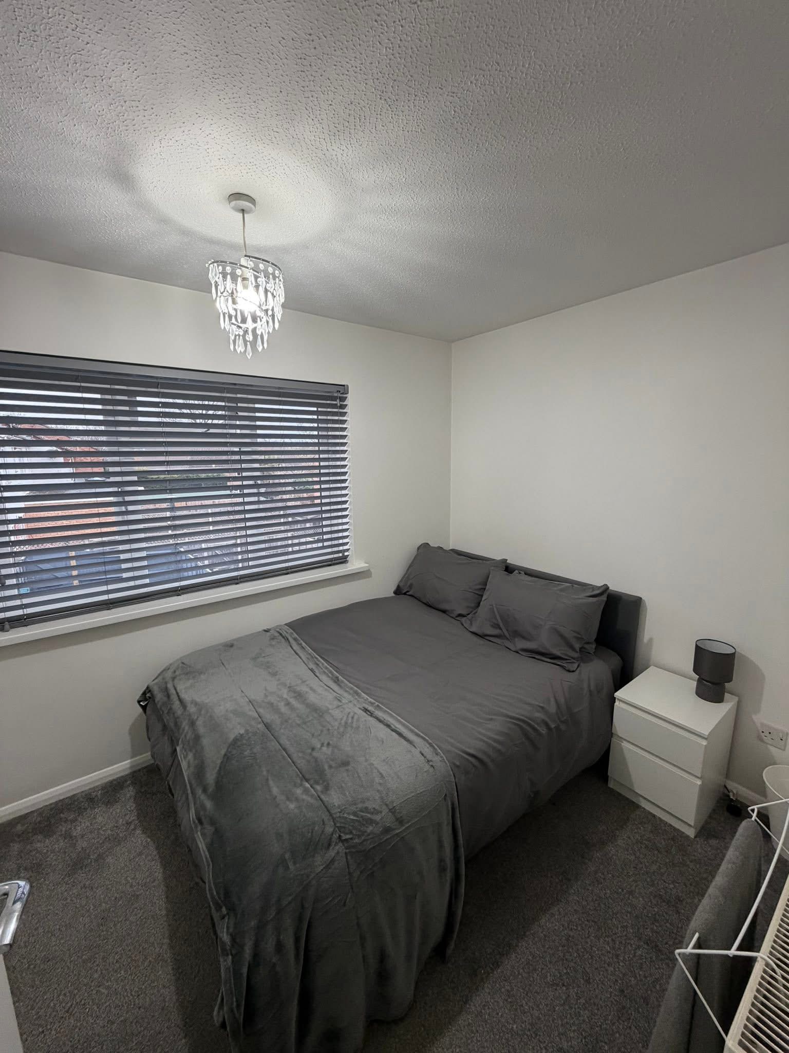 Double room in Crawley for long or short term rents 🏡