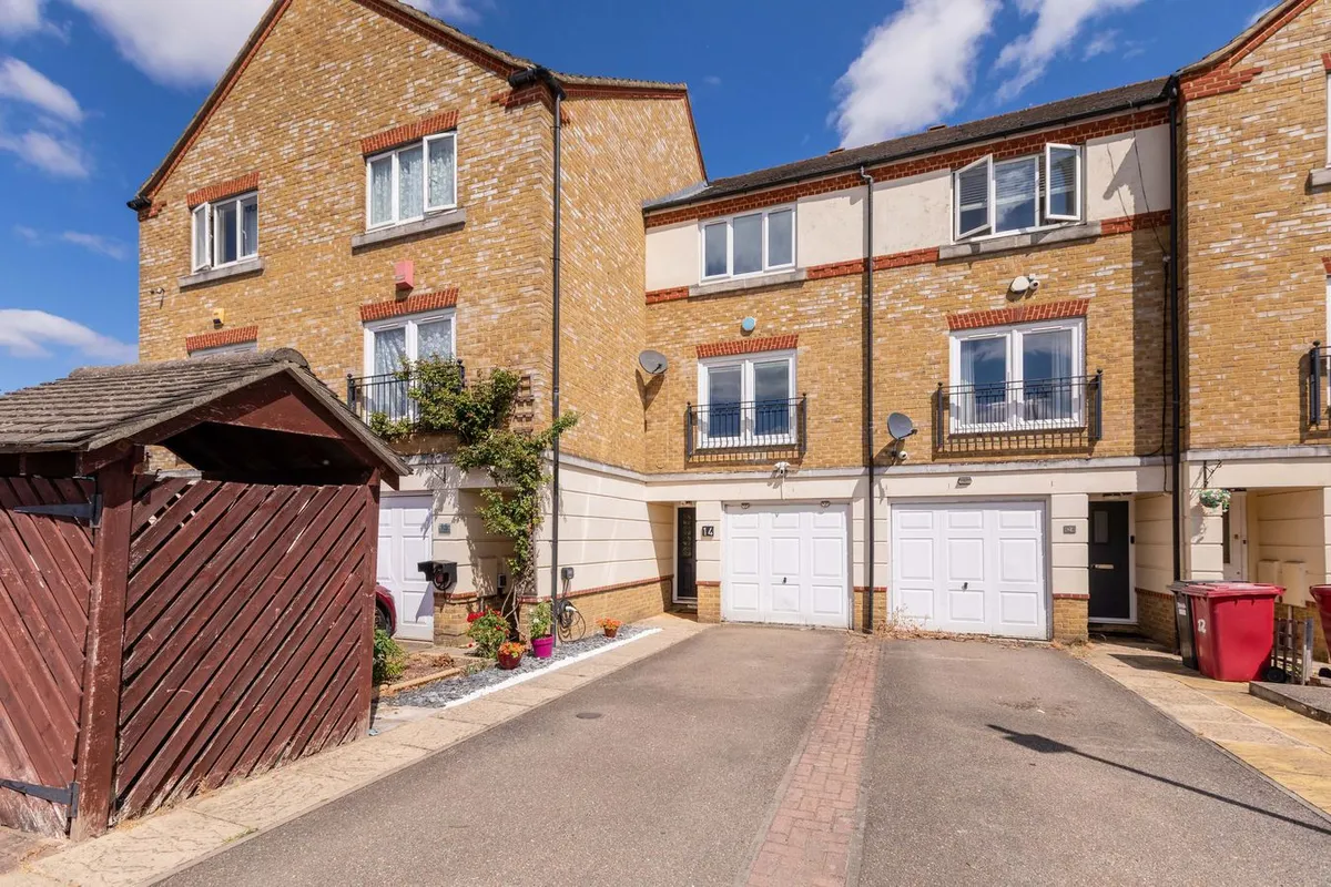 Entire 3-Bed Townhouse — 10 Mins Heathrow T5 / 15 Mins T2 T3 T4 — Long-Term Corporate & Crew Let