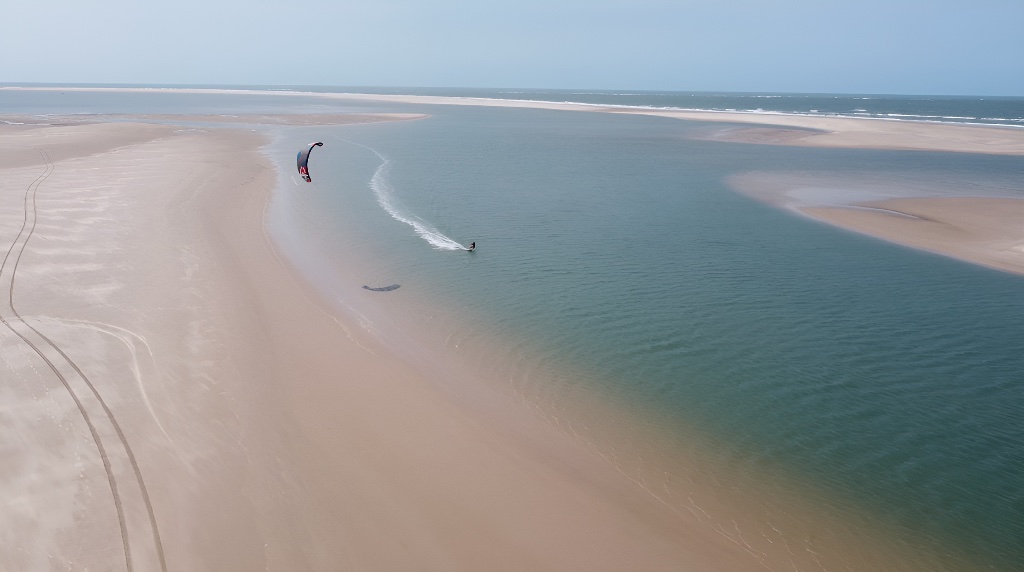 Vista aérea de kitesurf nos Lençóis Maranhenses